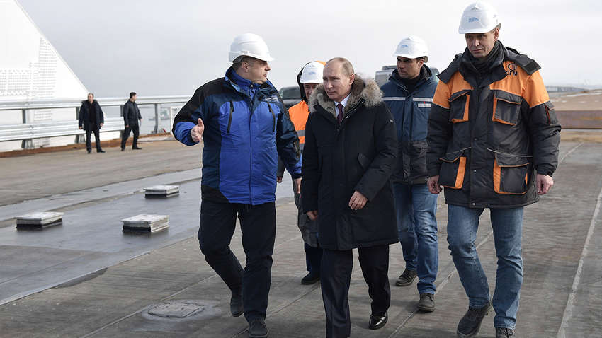 Путин пустил автобус по железной дороге Крымского моста