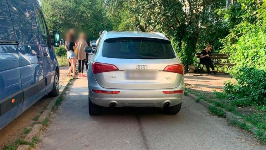 На Буковині жінка на дорогому позашляховику переїхала 9-річного хлопчика (ВІДЕО 18) На Буковині жінка на дорогому позашляховику переїхала 9-річного хлопчика (ВІДЕО 18)