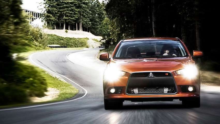 В Украине с 1 октября водителей обяжут включать фары