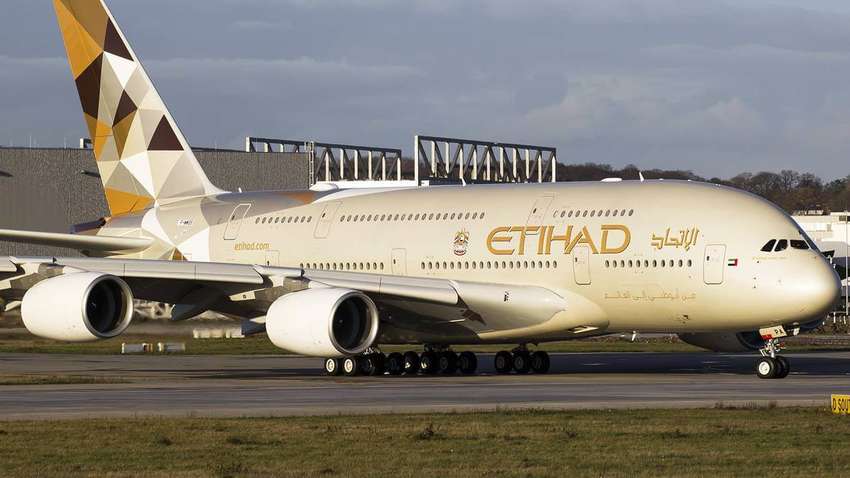 Відеофакт: в Лондоні найбільший габаритний у світі аеробус через ураган приземлився боком