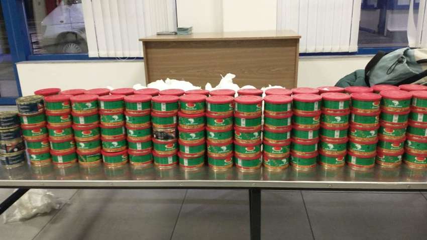 Двое украинцев пытались перенести 154 банки красной икры Двое украинцев пытались перенести 154 банки красной икры