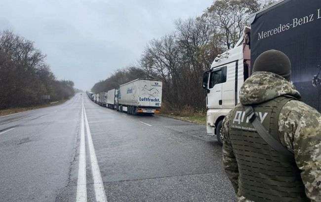 РФ блокирует въезд грузовиков из Украины: на границе образовались огромные очереди (ФОТО)