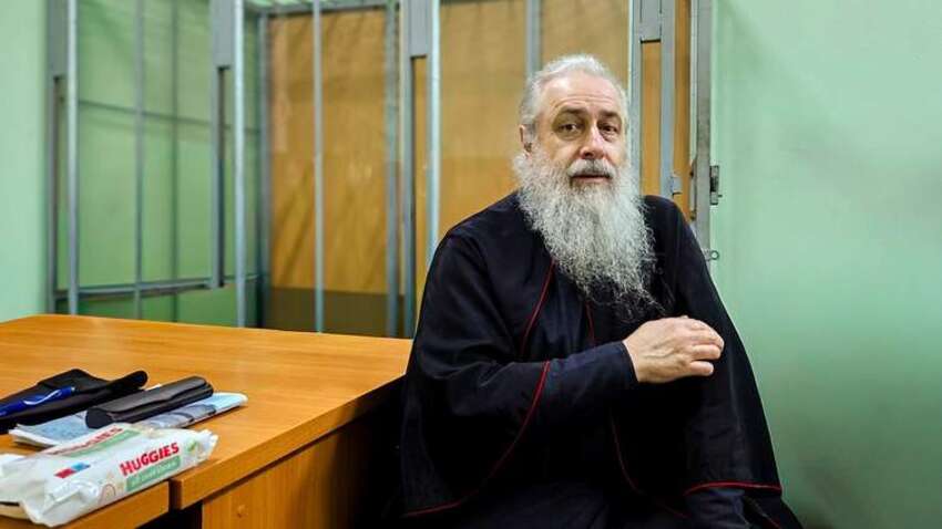 Підозрюваного у зливі позицій ЗСУ митрополита УПЦ МП відпустили: судове рішення шокувало українців