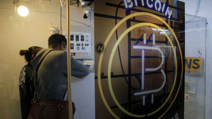 Биткоин упал на 25% на фоне рисков коронавируса и обвала фондовых рынков