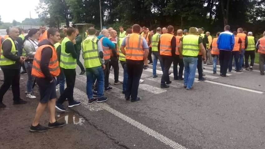 Водители заблокировали трассу международного значения Киев – Чоп