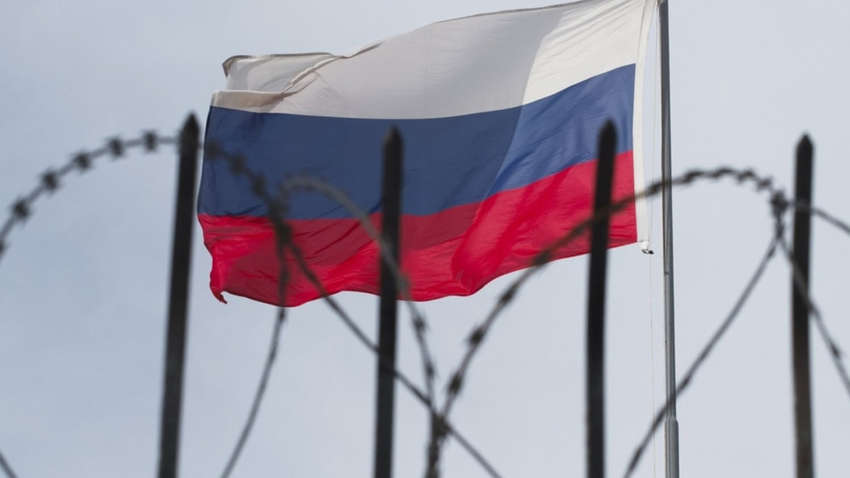 У Маріуполі підліток зірвав прапор рф і порівняв його з ганчіркою (ВІДЕО)