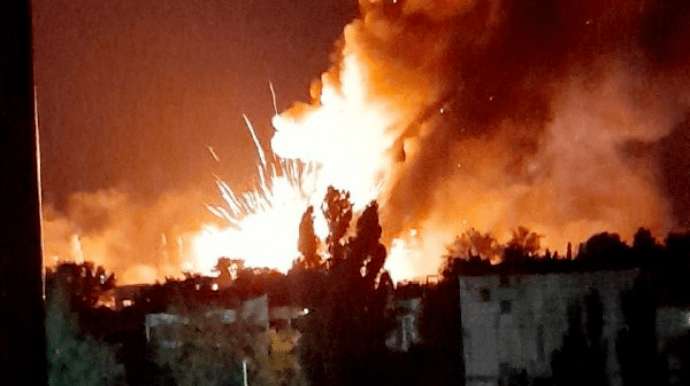 Фейерверк над Новой Каховкой: десятки погибших рашистов и минус еще один склад (ВИДЕО) Фейерверк над Новой Каховкой: десятки погибших рашистов и минус еще один склад (ВИДЕО)