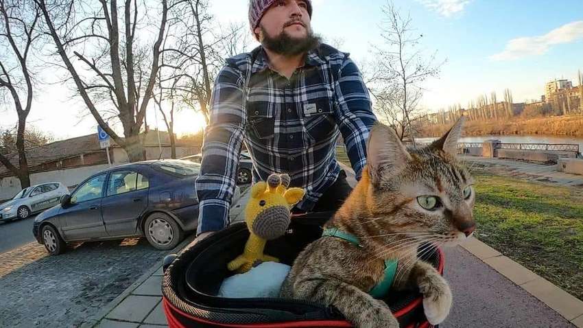 Более 16 тысяч км вместе: как сварщик и кошка стали случайно путешествовать по миру (ФОТО) Более 16 тысяч км вместе: как сварщик и кошка стали случайно путешествовать по миру (ФОТО)