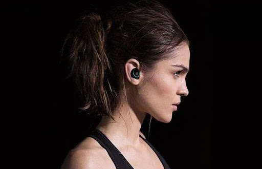 Бюджетні та якісні:експерти розповіли про кращі безпровідні навушники 2021 року