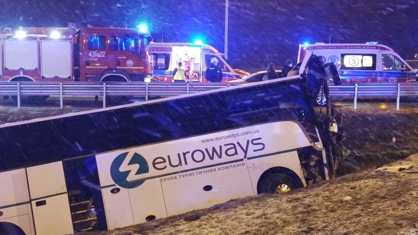 Виновата гололедица: в Турции перевернулся туристический автобус с людьми