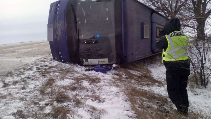 На одесской трассе перевернулся автобус с пассажирами