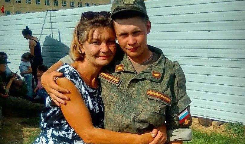 В Росії жінка померла на могилі свого сина, який воював проти України: реакція людей вражає В Росії жінка померла на могилі свого сина, який воював проти України: реакція людей вражає