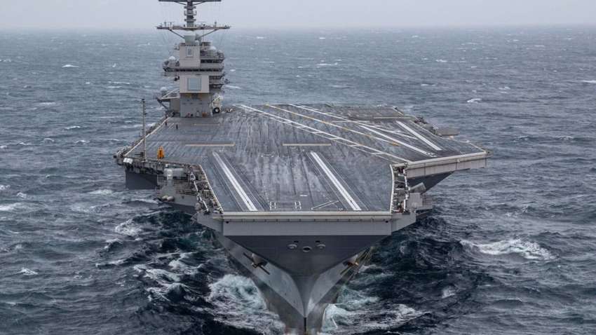 Крупнейший военный корабль в мире приводят в боевую готовность Крупнейший военный корабль в мире приводят в боевую готовность