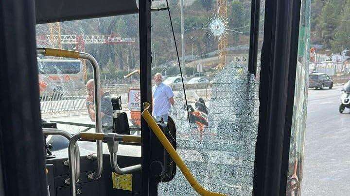 В Иерусалиме боевики расстреляли пассажиров автобуса: есть погибшие и раненые В Иерусалиме боевики расстреляли пассажиров автобуса: есть погибшие и раненые