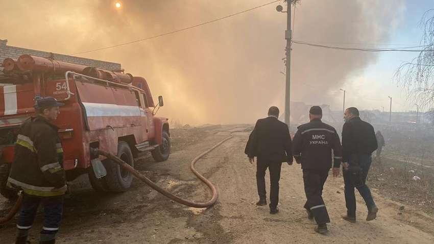 Не исключают поджог: под Львовом горит огромная мусорная свалка