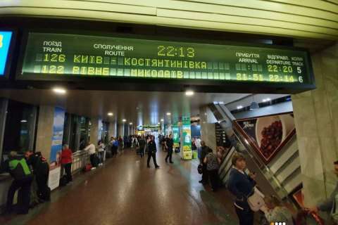 У Києві на залізничному вокзалі задимівся локомотив поїзда