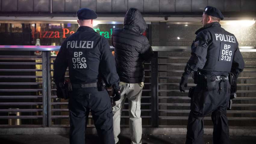 В Германии оштрафовали мужчину на крупную сумму: выбрил на затылке символ Z