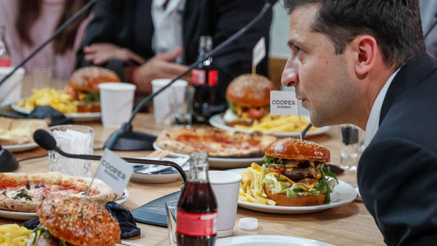 Стала відома вартість банкету на пресмарафоні Зеленського