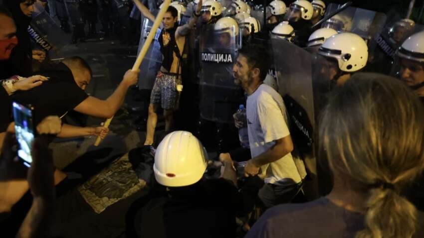У центрі Белграда масові заворушення після студентського протесту У центрі Белграда масові заворушення після студентського протесту