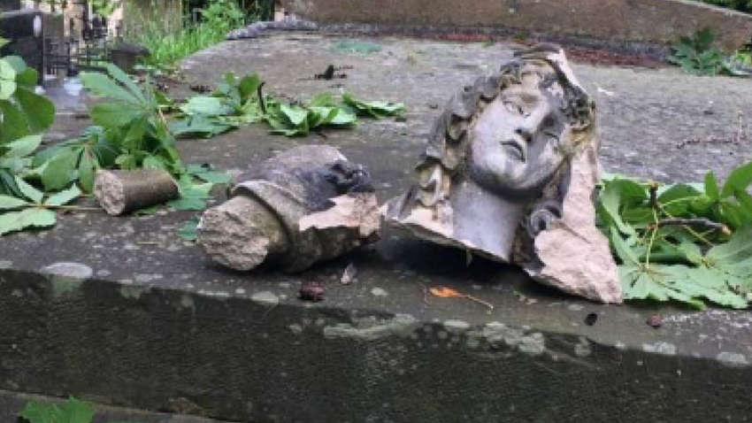 У Львові буревій зруйнував легендарний Личаківський цвинтар (ФОТО)