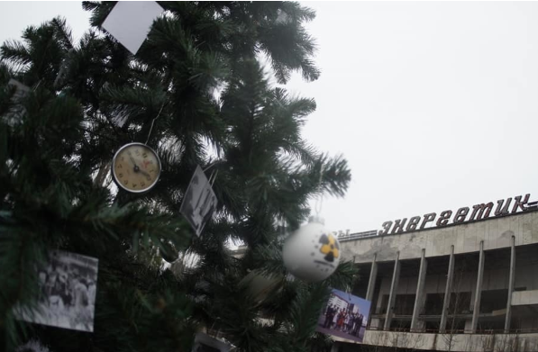 Впервые за 33 года: в Припяти установили новогоднюю ёлку