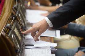 Негативные комментарии о чиновниках: ВР приняла закон о наказаниях 