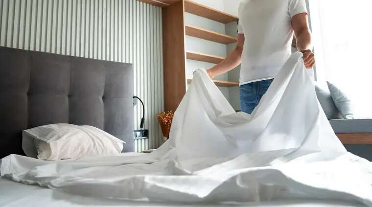 Застилать кровать утром очень вредная привычка: микробиолог дал объяснение