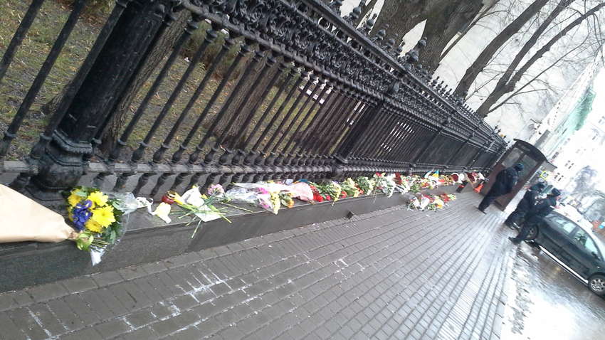 В Москве к посольству Украины начали нести цветы 