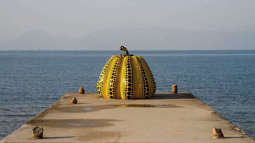 Скульптуру японської художниці змило в море тайфуном: момент зняли на відео