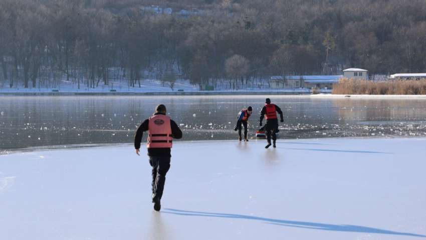 В Польше погибли два подростка из Украины, провалившись под лед: детали