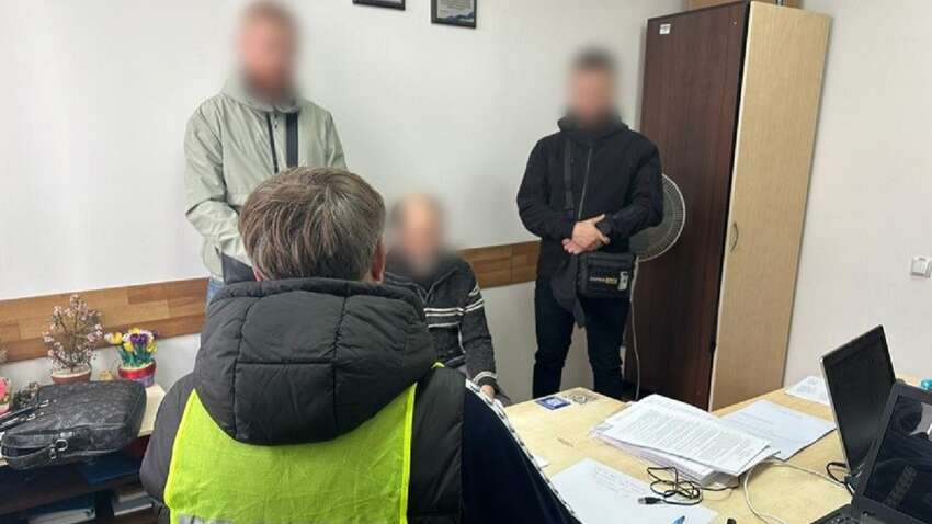 Учитель-педофил скрывался в Почаевской Лавре: в полиции рассказали о жертвах харьковского насильника Учитель-педофил скрывался в Почаевской Лавре: в полиции рассказали о жертвах харьковского насильника