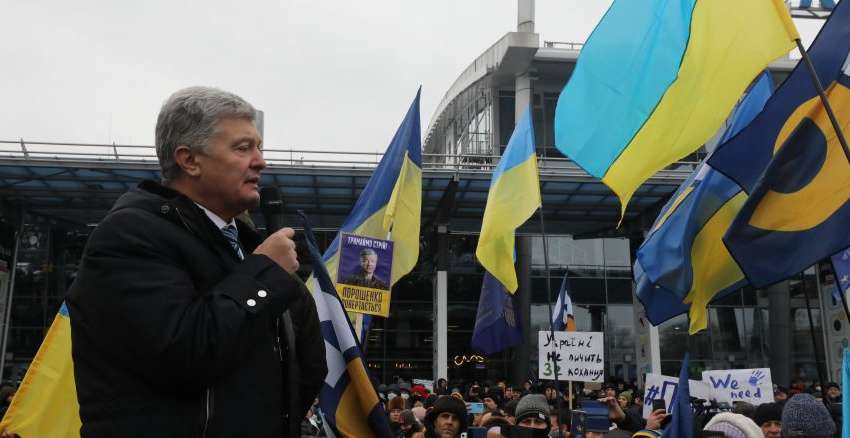 Первые заявления и встреча Порошенко в аэропорту: кто оказался в более выигрышной позиции