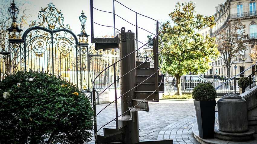 Частный коллекционер завладел ступеньками Эйфелевой башни