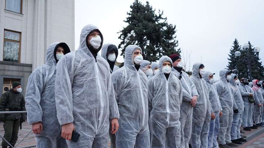 Фотофакт: "люди в белом" требуют депутатов уйти на карантин