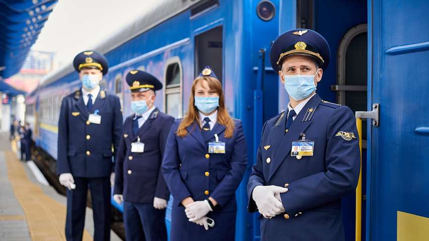 Погіршення епідситуаціі: "Укрзалізниця" скасовує продаж квитків і змінює маршрути поїздів (список)