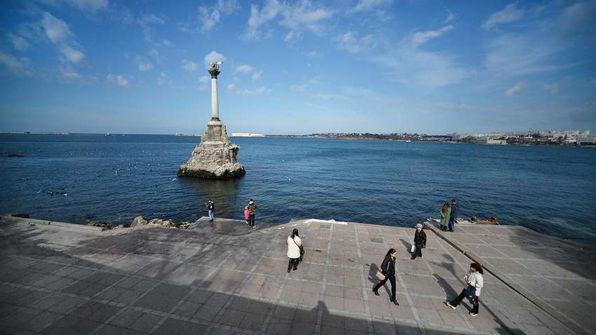 В Севастополе раздаются сильные взрывы и выстрелы: подробности