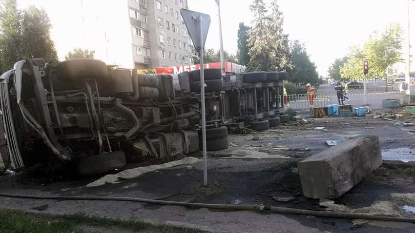 Смертельна аварія в Дніпрі: зіткнулися вантажівка і мікроавтобус з бджолами (ВІДЕО)