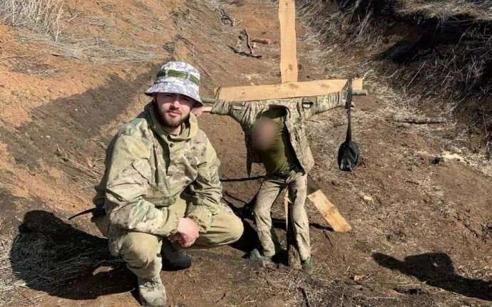 «Прив’язували до дерев’яного хреста та тримали у клітці»: у ЗМІ виявили шокуючі факти знущання з військових