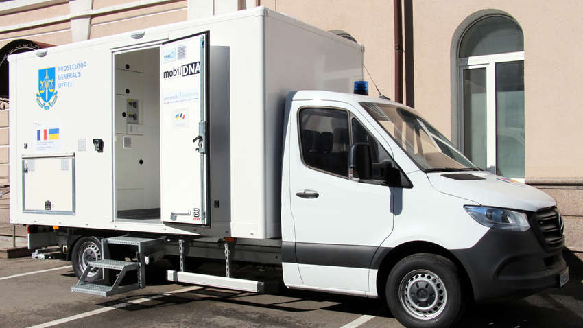 В зоне активных боевых действий стало возможным идентифицировать тела погибших прямо на месте