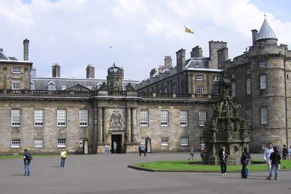 Во дворце Елизаветы II обнаружили бомбу  Во дворце Елизаветы II обнаружили бомбу