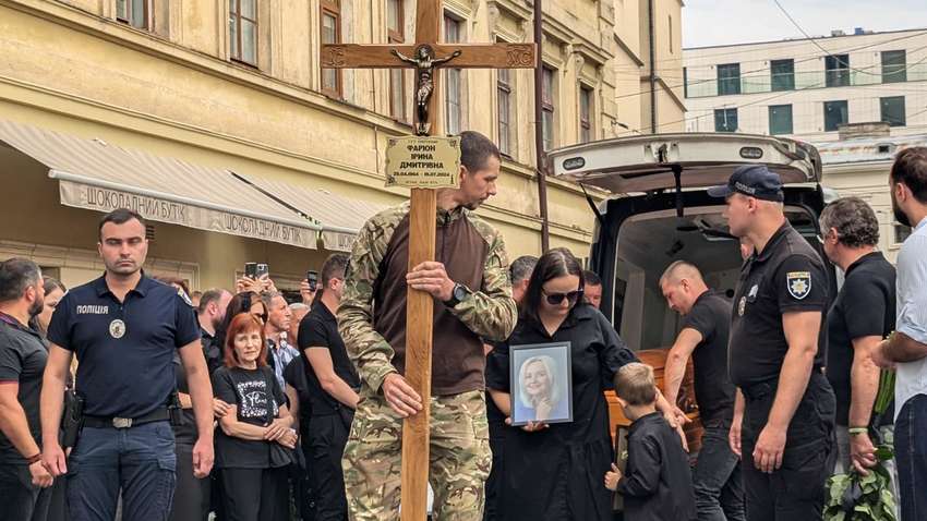 Пришли тысячи людей: во Левове прощаются с Ириной Фарион Пришли тысячи людей: во Левове прощаются с Ириной Фарион