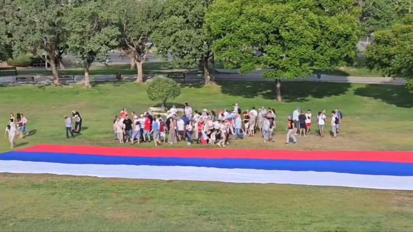 В Израиле развернули гигантский флаг РФ ко Дню России В Израиле развернули гигантский флаг РФ ко Дню России