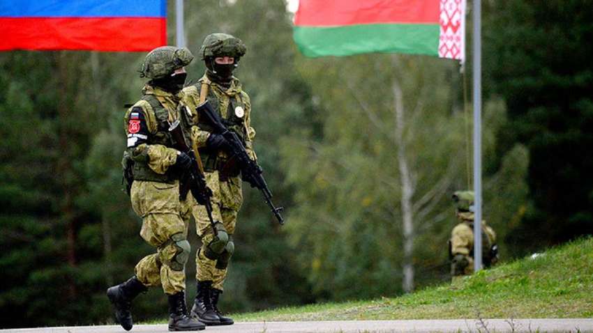 Лукашенко снова маневрирует: почему вторжение белорусских военных не спасет Путина