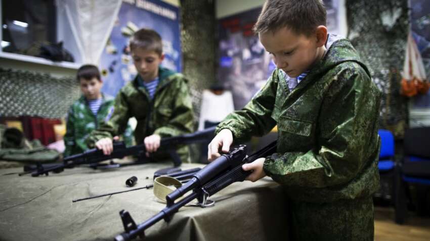 Дети под присягой: оккупанты массово втягивают подростков в «юнармию» — теперь с 14 лет Дети под присягой: оккупанты массово втягивают подростков в «юнармию» — теперь с 14 лет