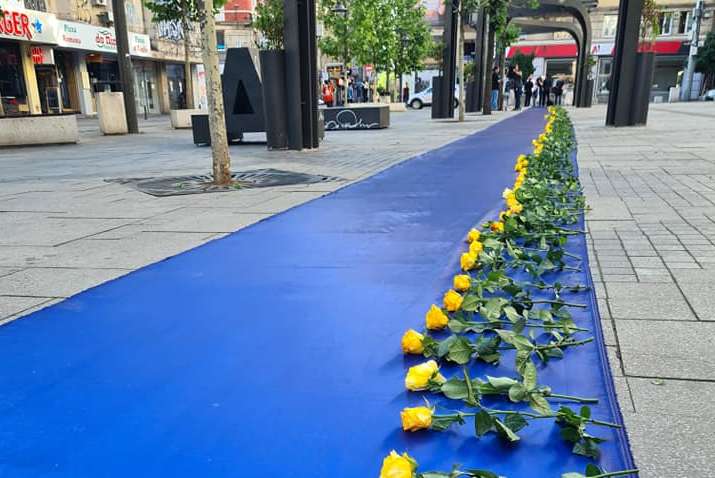 В Болгарии среди улицы выложили желтые розы в поддержку Украины