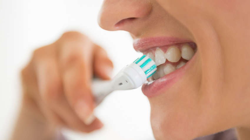 Стоматологи рассказали о причинах кровоточивости десен