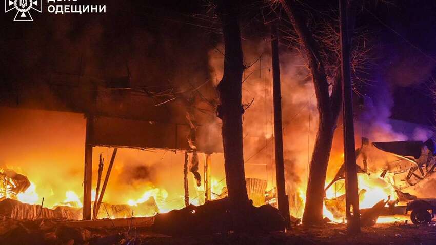 Все в дыму и пламени: спасатели показали последствия очередной массированной атаки РФ на Одессу