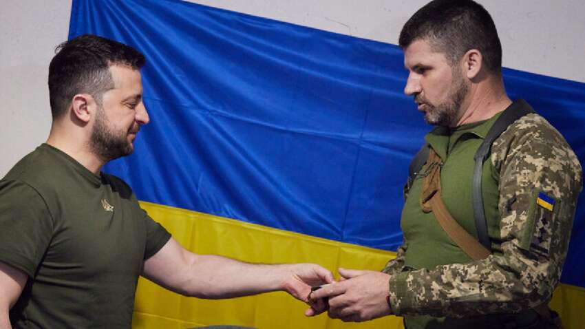 Зеленский внезапно уволил командующего: что о нем известно Зеленский внезапно уволил командующего: что о нем известно