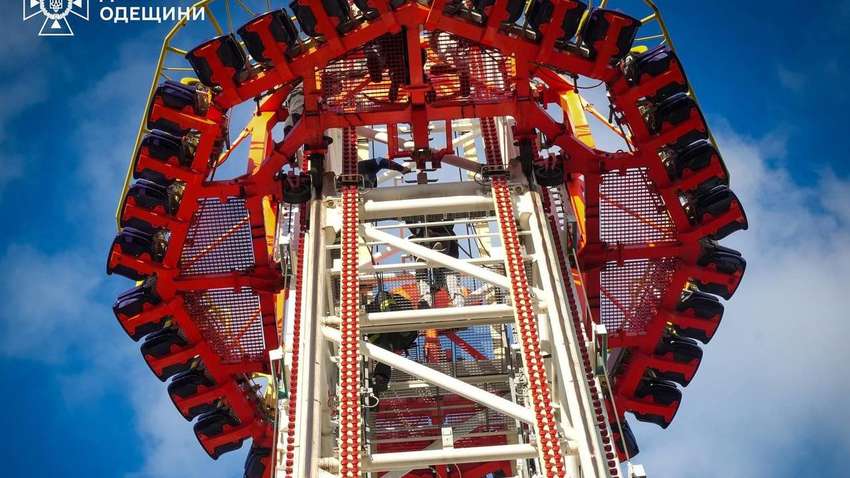 В Одесі діти застрягли на атракціоні на висоті 18 метрів В Одесі діти застрягли на атракціоні на висоті 18 метрів