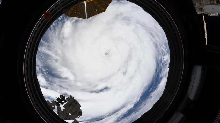 Астронавты на МКС показали, как выглядит с космоса мощный ураган "Ида" (ФОТО)
